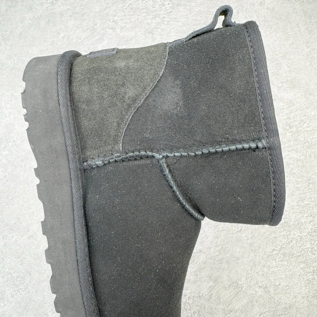 Pick up locally💰520 UGG 6222 Classic short-cut autumn and winter sheepskin and fur integrated snow boots. All shoes are made from the same factory as ZP. Longfeng A-grade Australian imported sheepskin and fur integrated men's and women's boots. Brand OEM production line. Fully follow the ZP process. OEM original pattern maker. Adhering to the principle of no original shoes and no development selection. Pay attention to every detail. The most authentic version on the market. TREADLITE "Light Wing" technology outsole. Lightweight/durable/flexible/pile size: 35 36 37 38 39 40 41 42 43 44 45 Coding: by2936060
